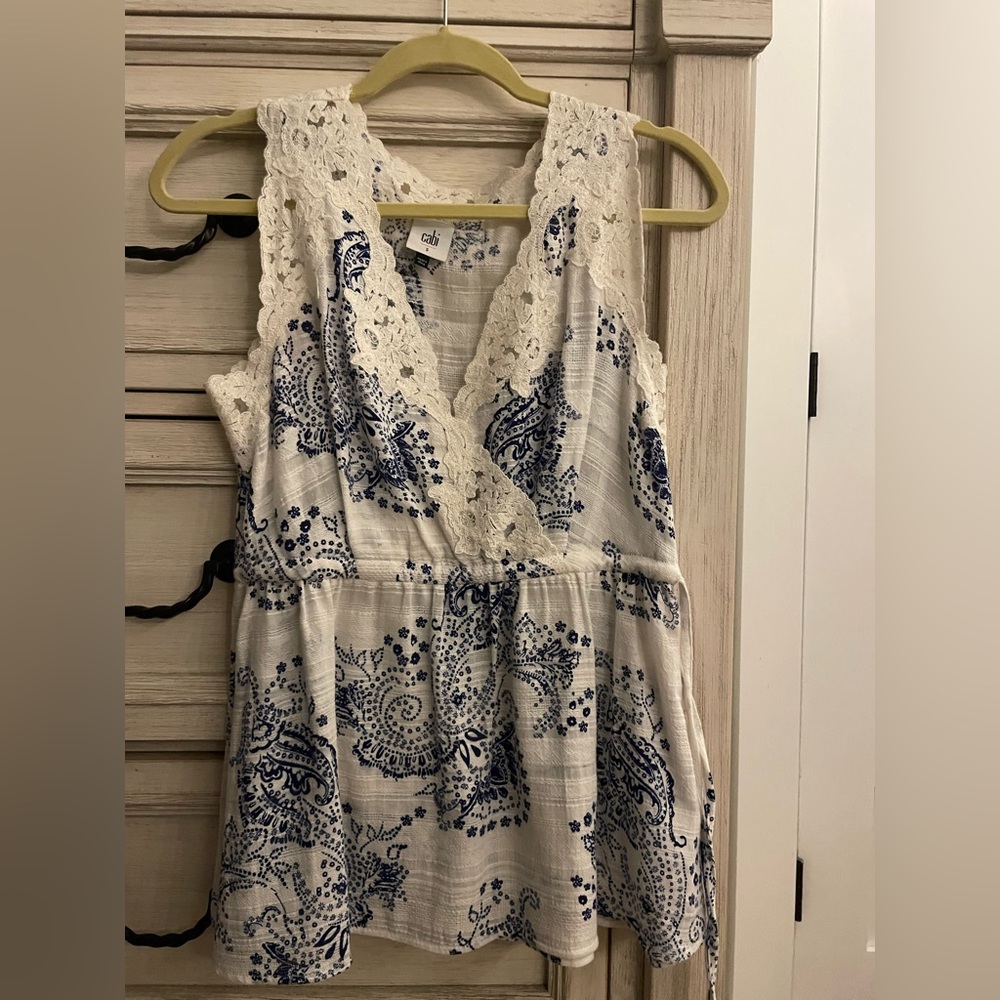 WHITE & NAVY BLUE 💙🤍 sleeveless blouse / size small / LIKE NEW